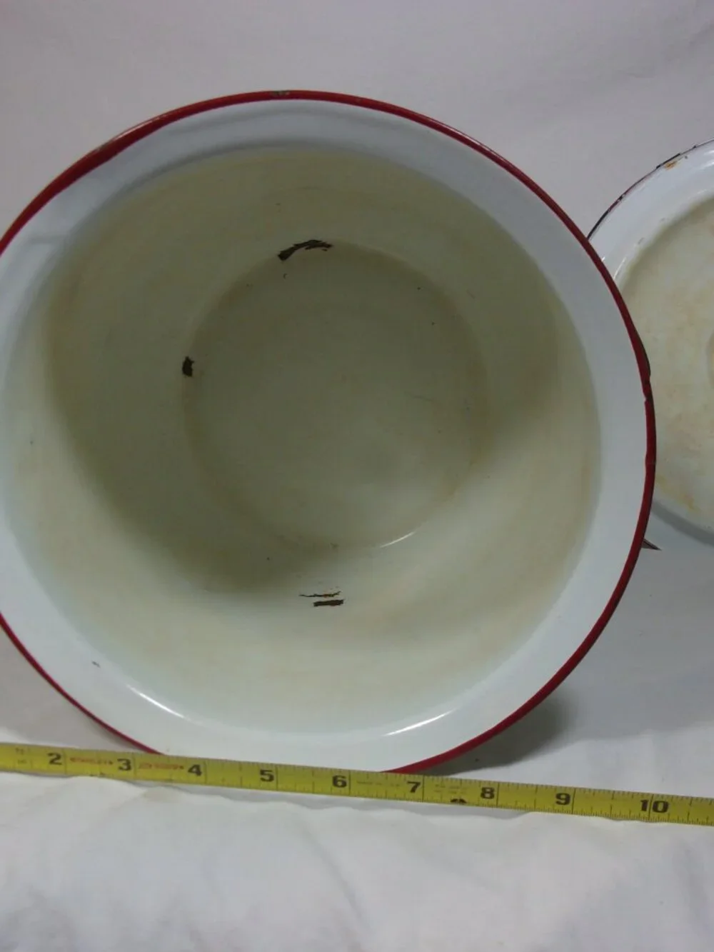 VINTAGE WHITE ENAMEL CHAMBER/STOCK POT RED TRIM WITH LID